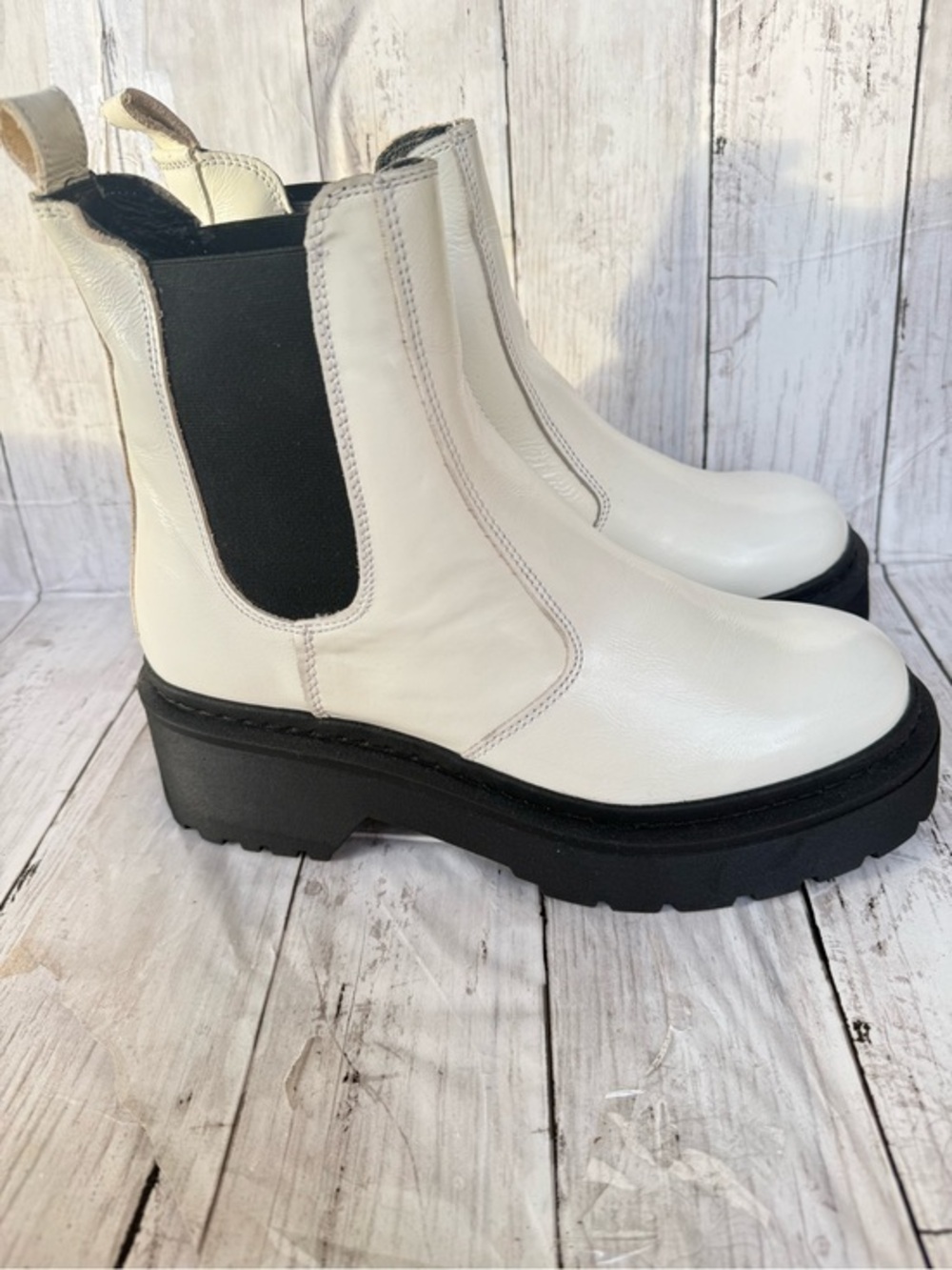 Steve Madden Manzo White Patent Pull On Rounded Close Toe Classic Chelsea Boot